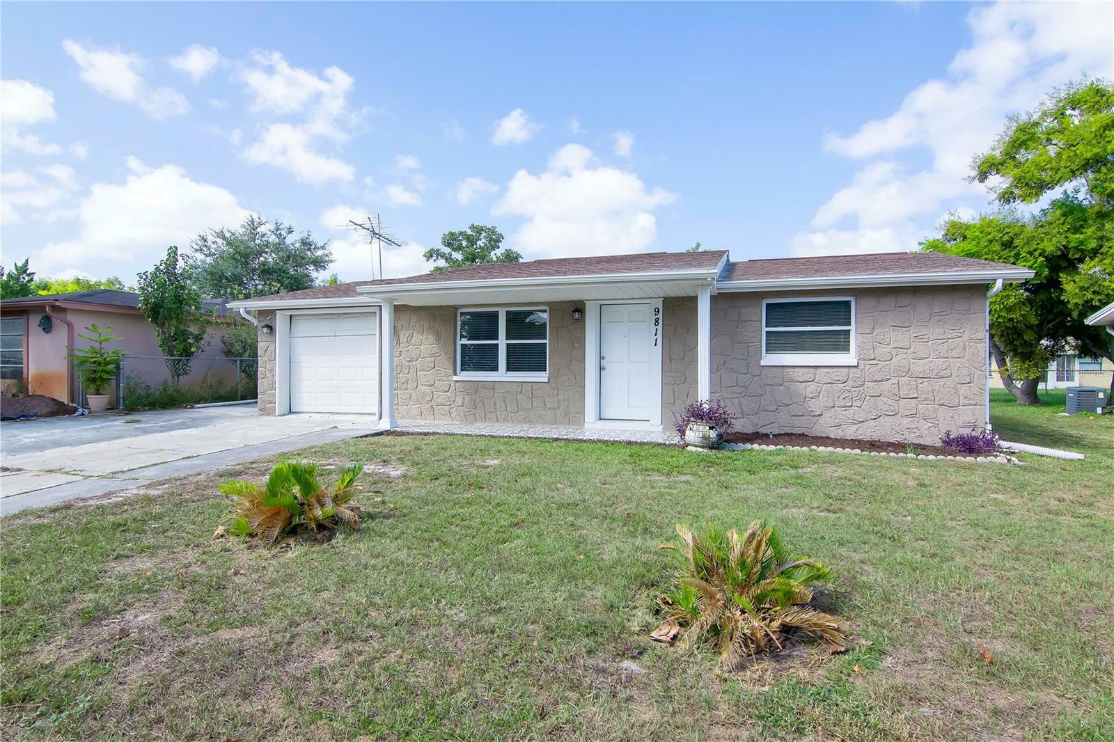 Property Photo:  9811 Sandstone Lane  FL 34668 