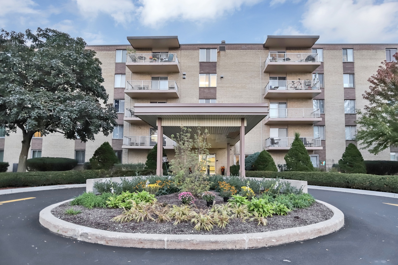 Property Photo:  110 W Butterfield Road 507S  IL 60126 