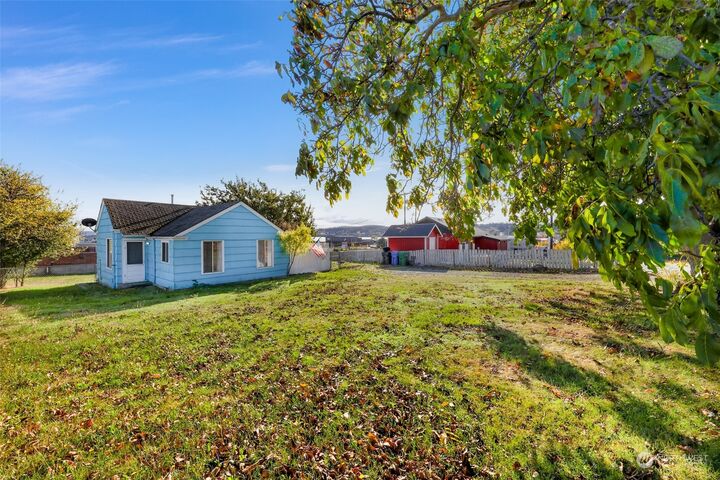 House for sale in Oak Harbor 635 SE Fidalgo Avenue, Oak Harbor, WA 98277