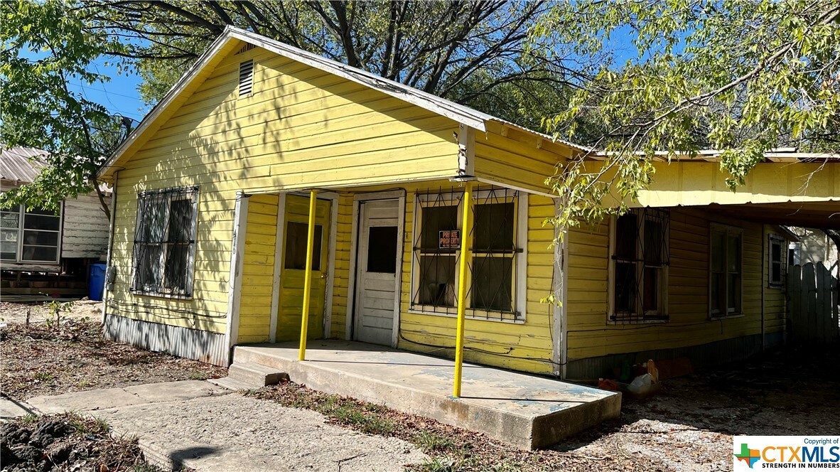 Property Photo: 416 Avenue C TX 78155