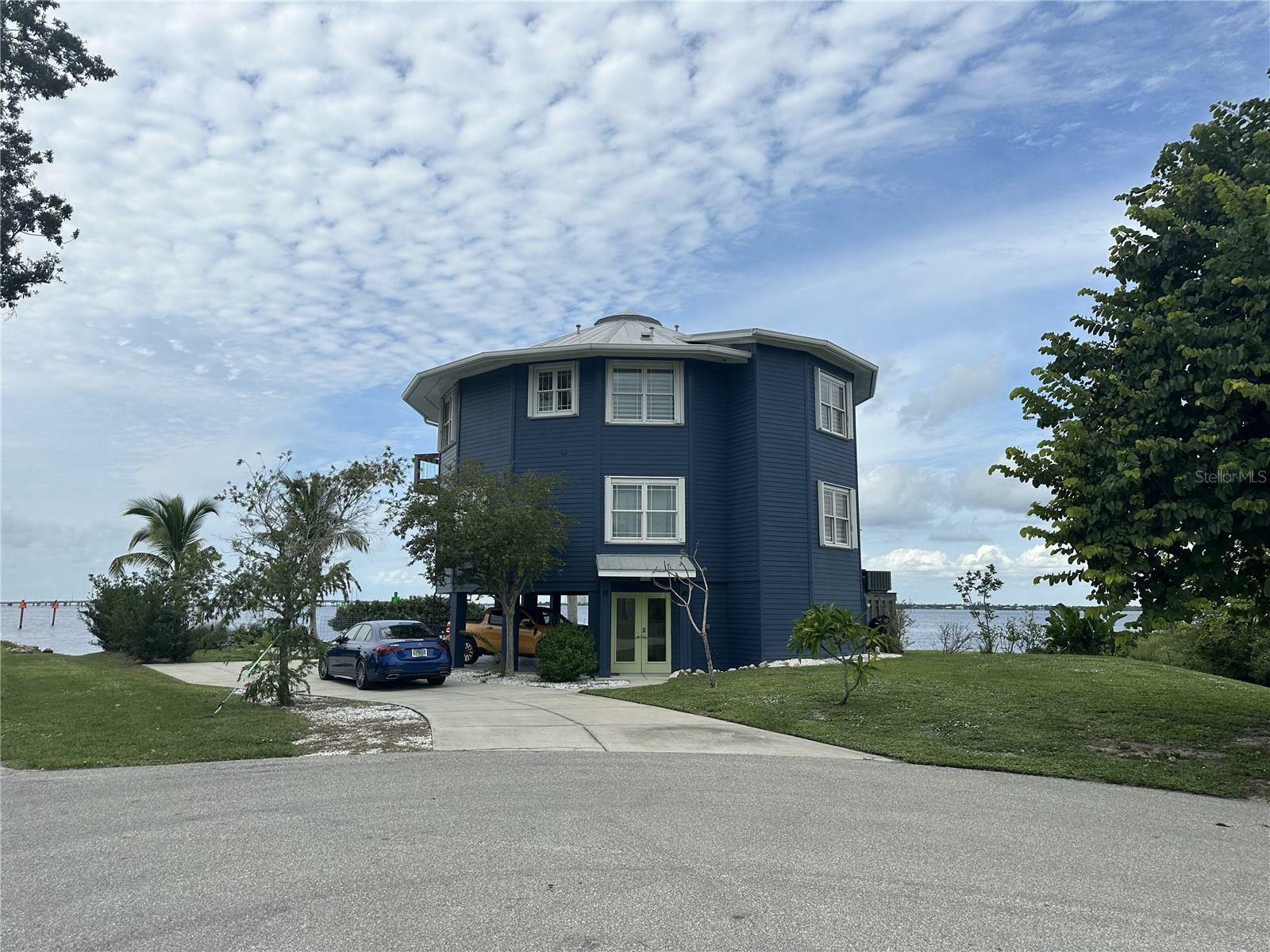 Property Photo: 321 Bayridge Place FL 33950