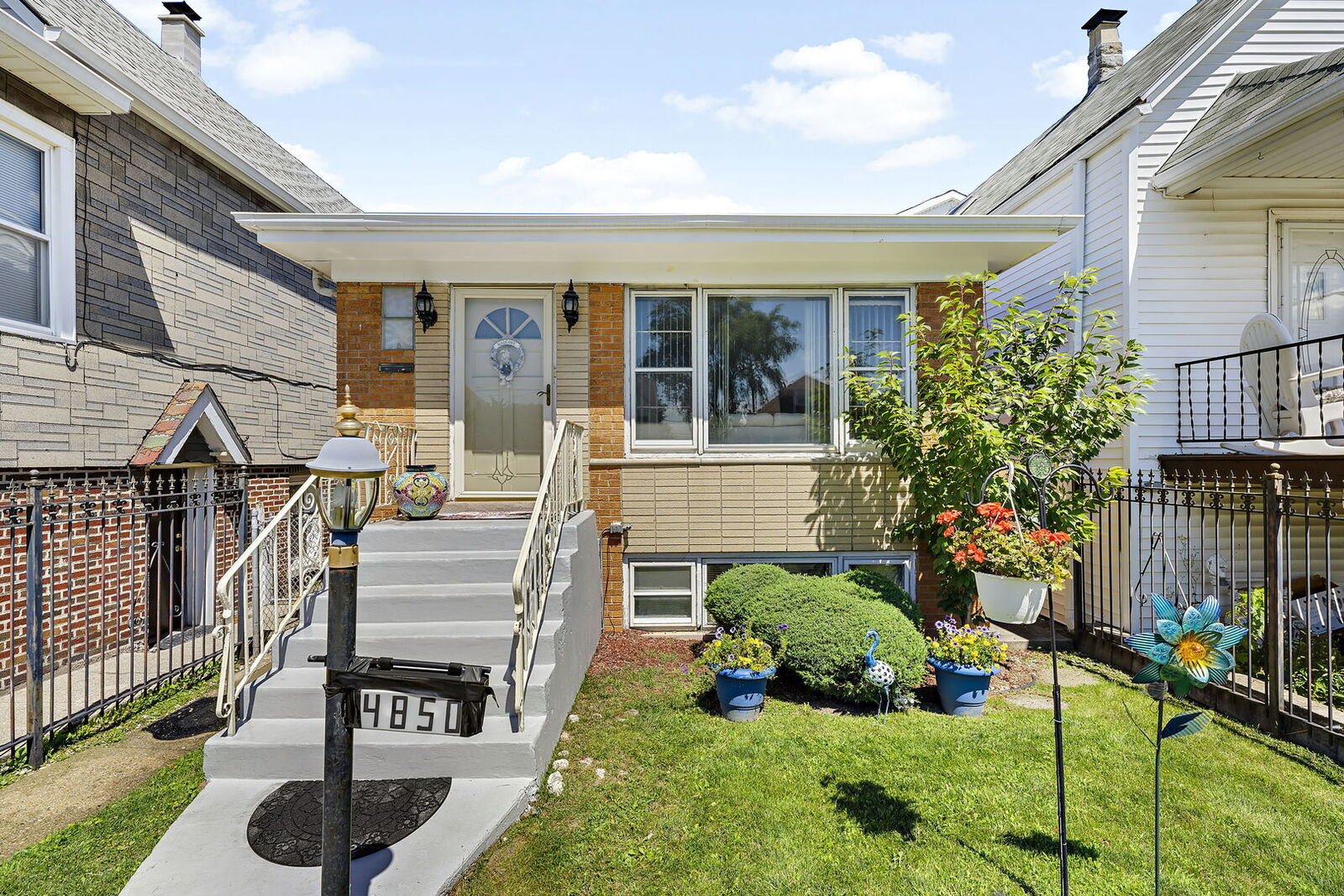 Property Photo: 4850 W Melrose Street IL 60641