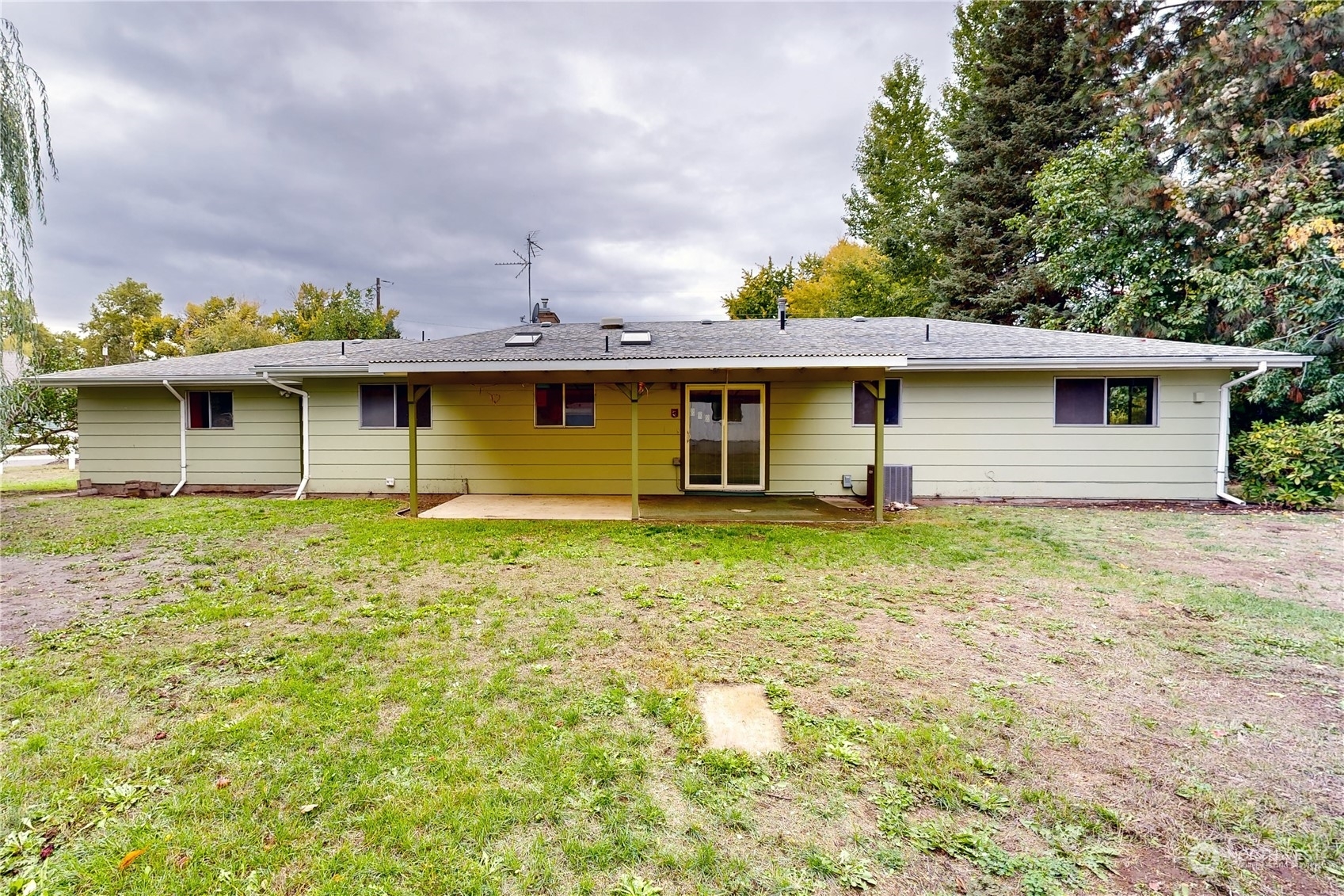 Property Photo:  1027 SE Date Avenue  WA 99324 