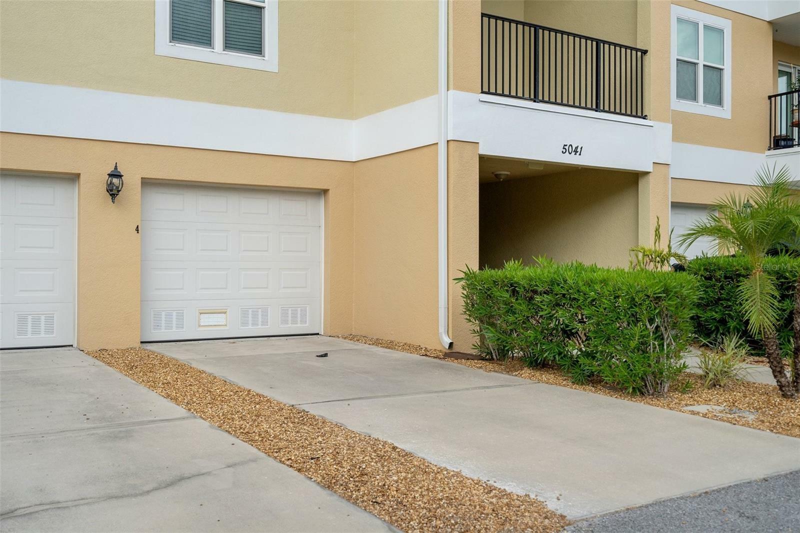 Property Photo:  5041 Royal Palms Way 302  FL 34652 