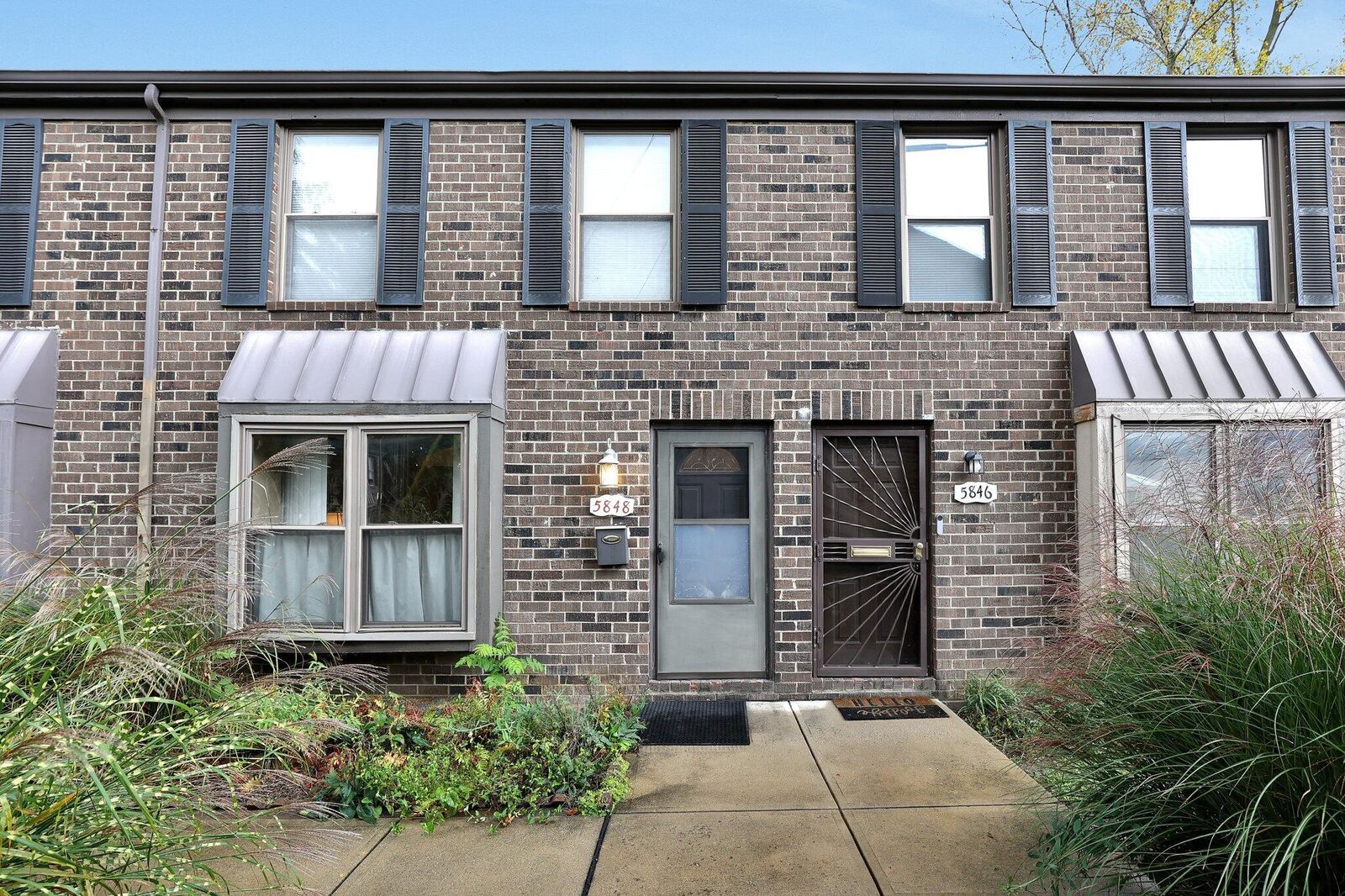 Property Photo:  5848 Hallridge Circle  OH 43232 