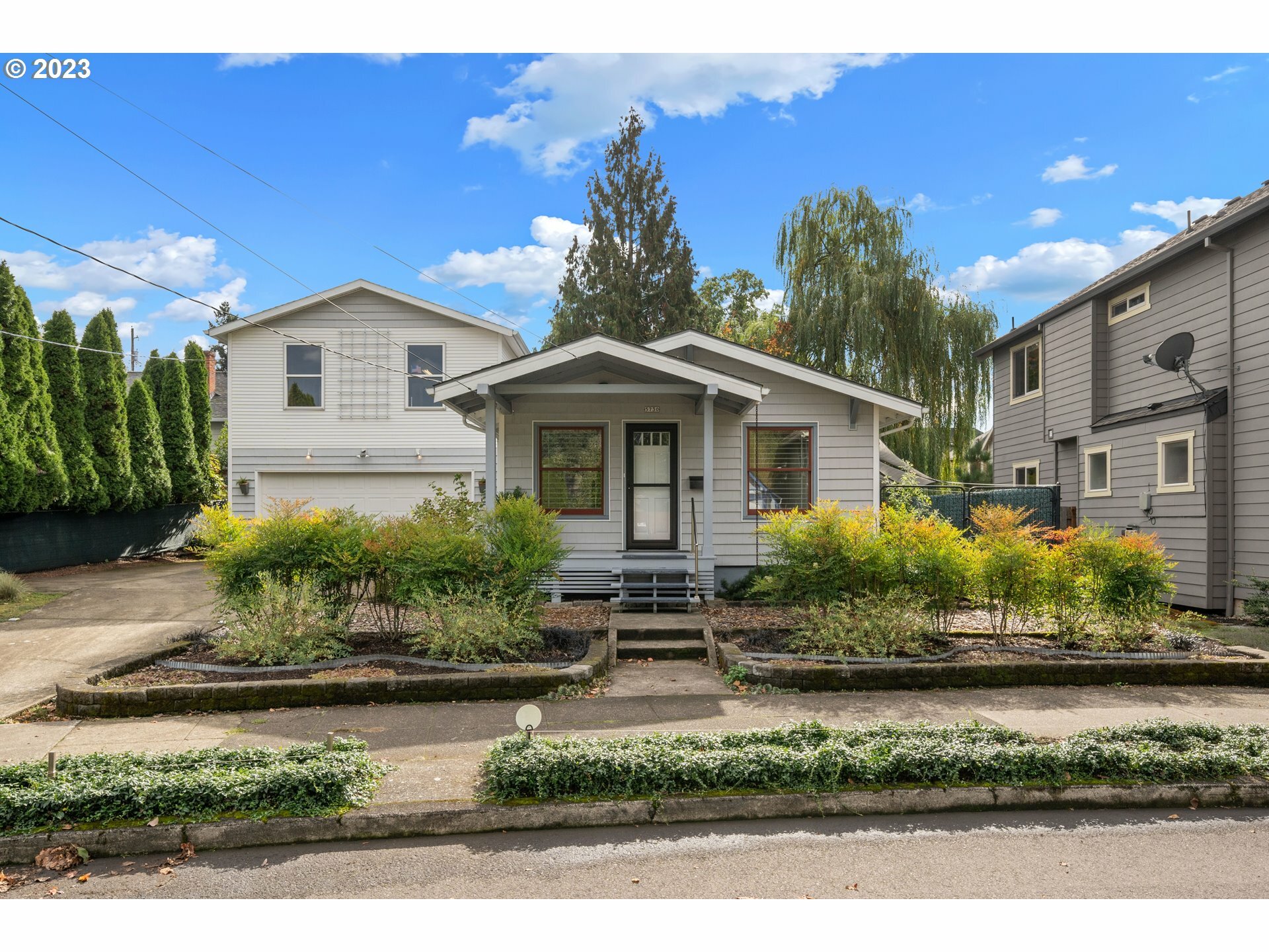 Property Photo:  5730 NE Everett St  OR 97213 