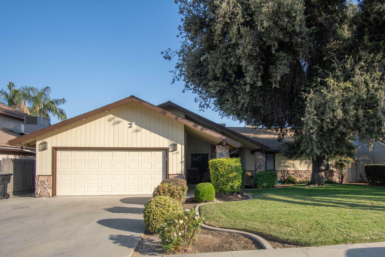 Property Photo:  1720 Memory Lane  CA 93257 