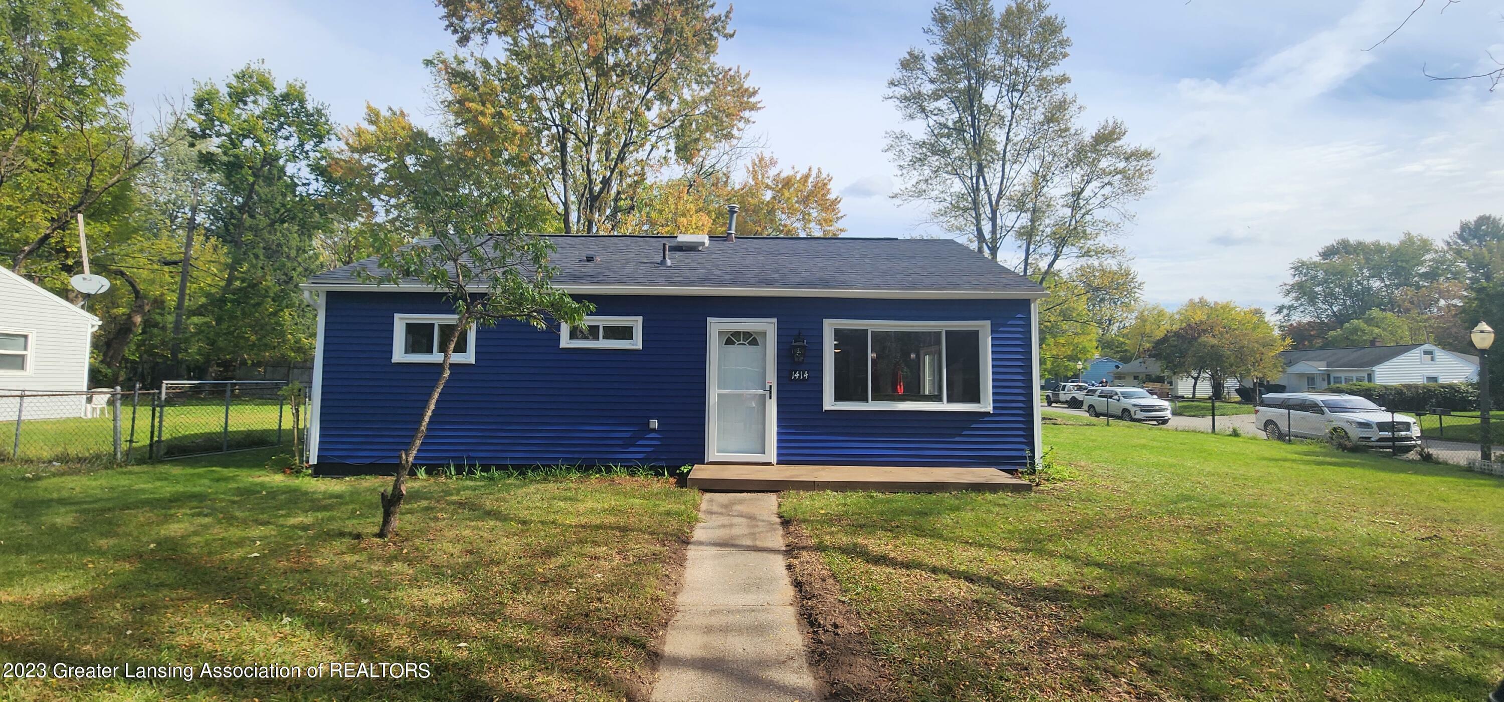 Property Photo:  1414 Pompton Circle  MI 48910 