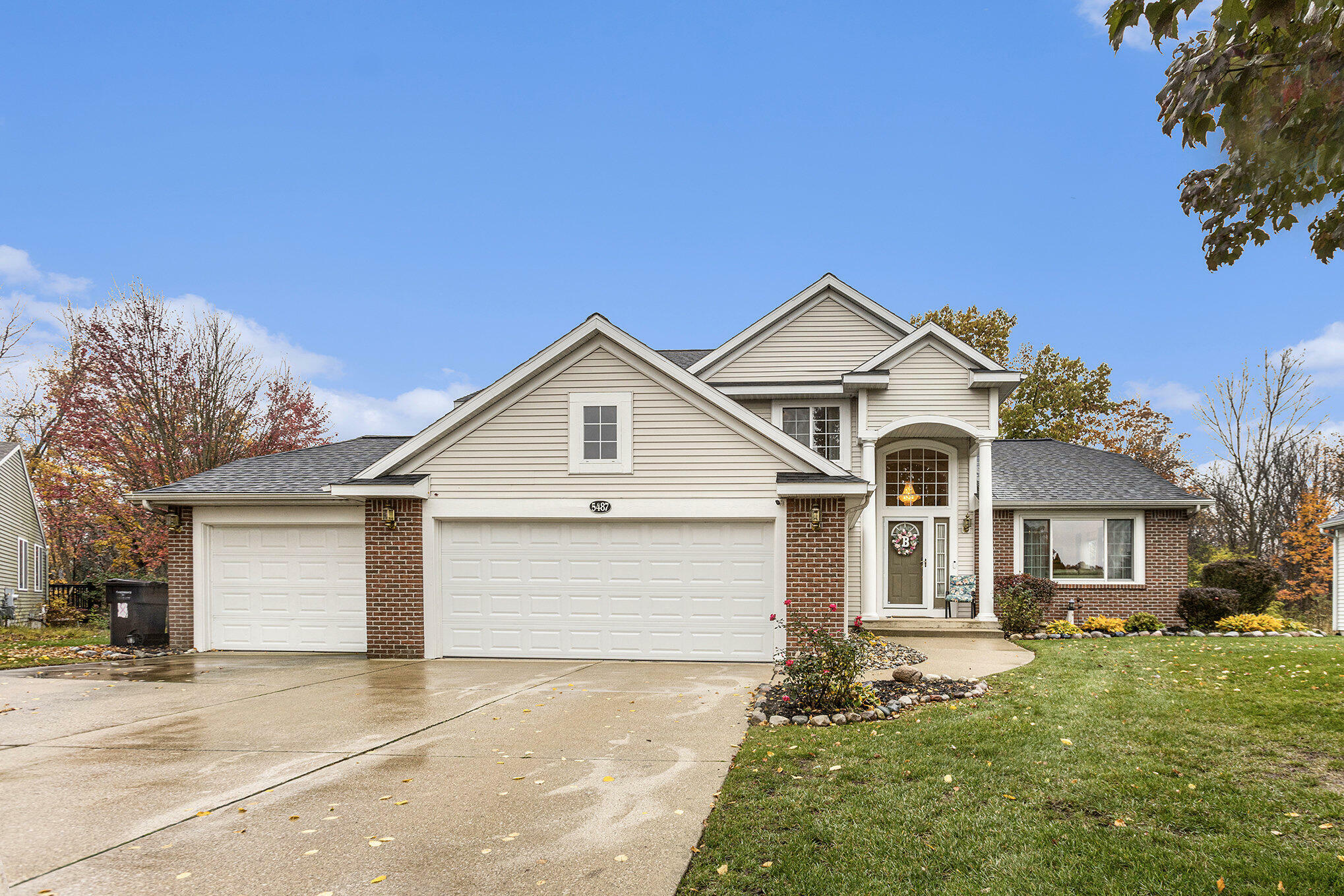 5487 W Heathwood Drive SE  Kentwood MI 49512 photo