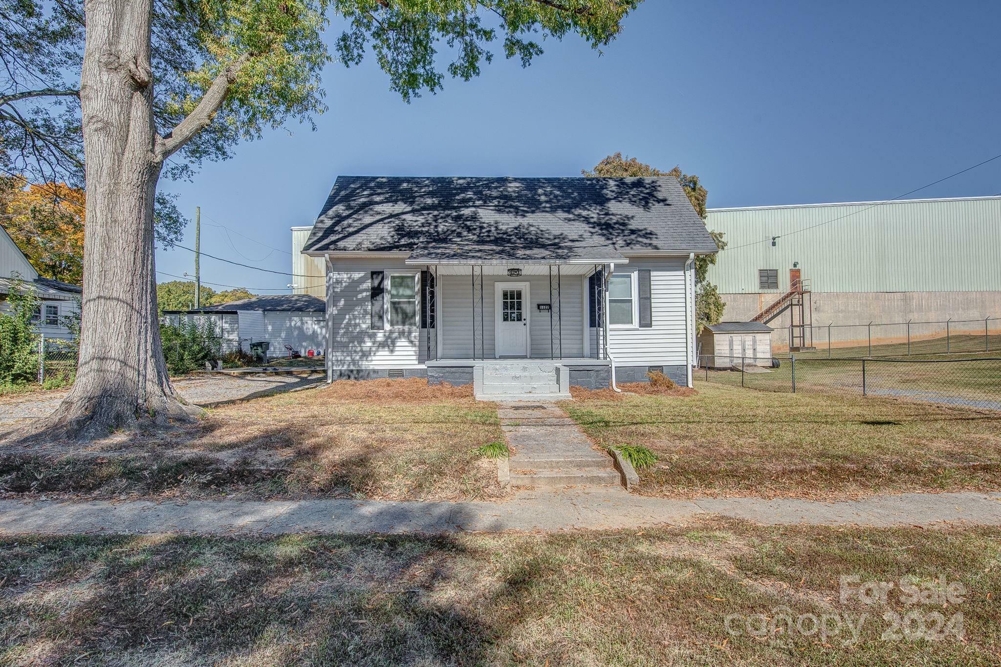 Property Photo:  1122 W 4th Avenue  NC 28052 