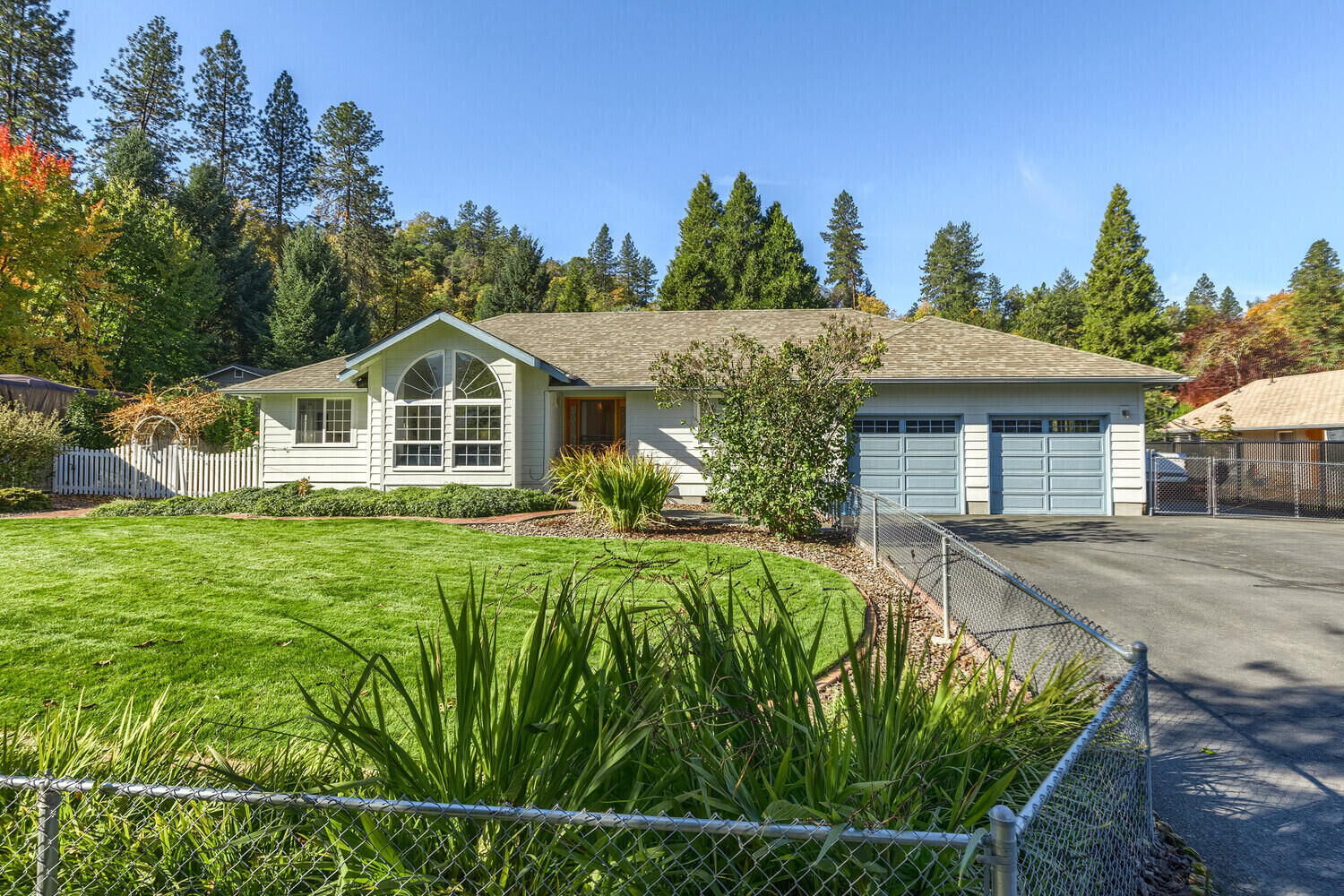 Property Photo:  821 Bailey Drive  OR 97527 