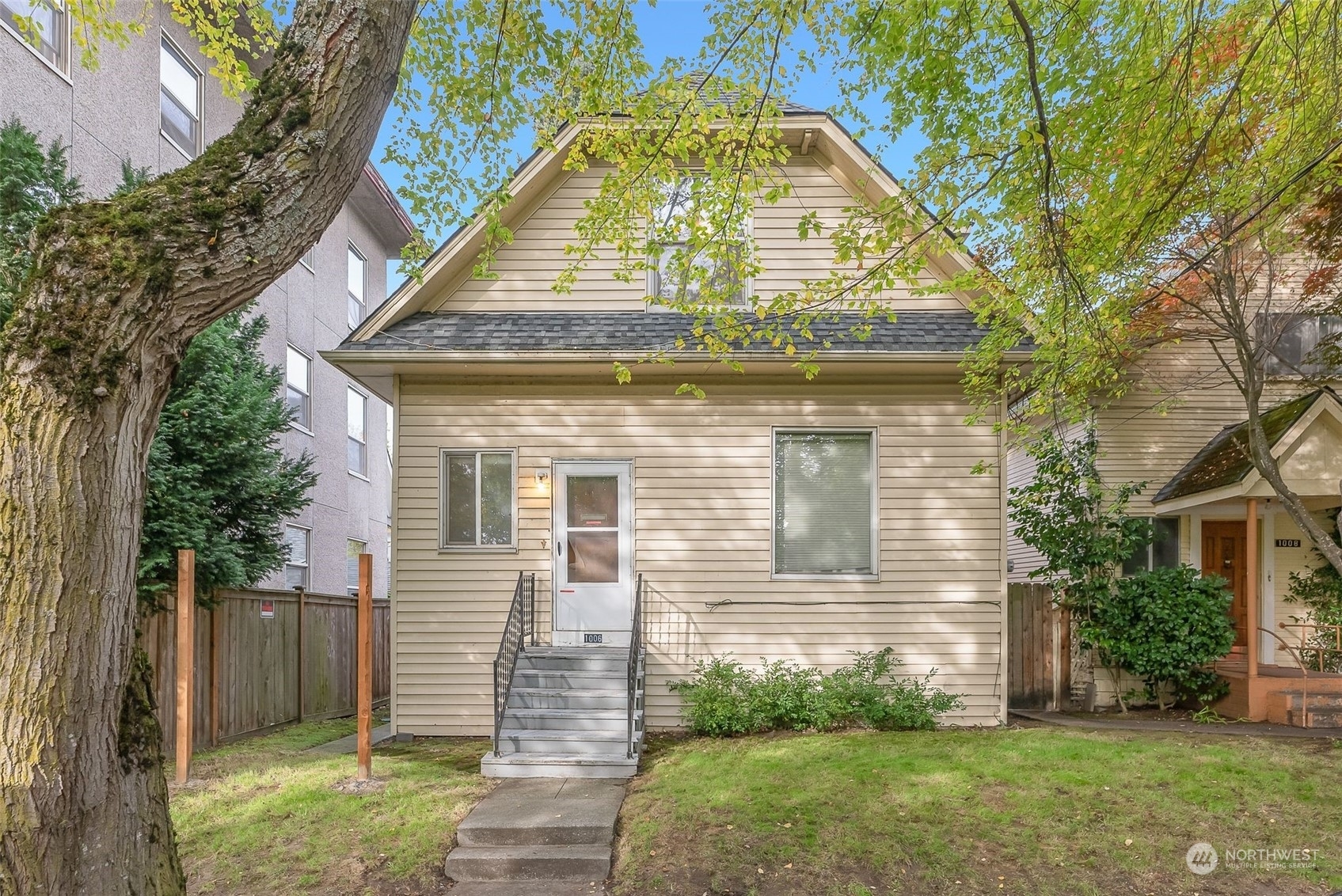 Property Photo: 1006 E Denny Way WA 98122