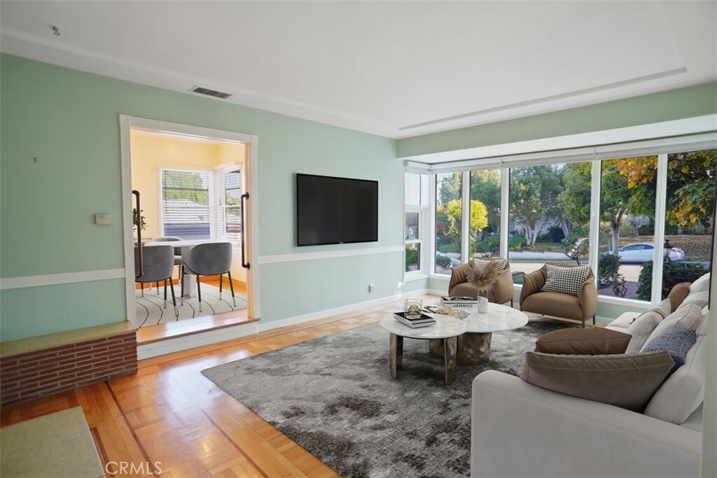 Property Photo:  2201 Pier Avenue  CA 90405 