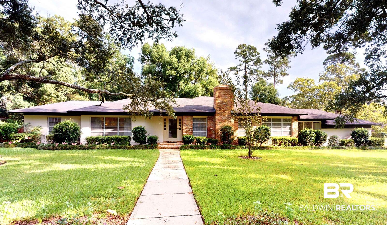 Property Photo: 3604 E Springwood Drive AL 36608