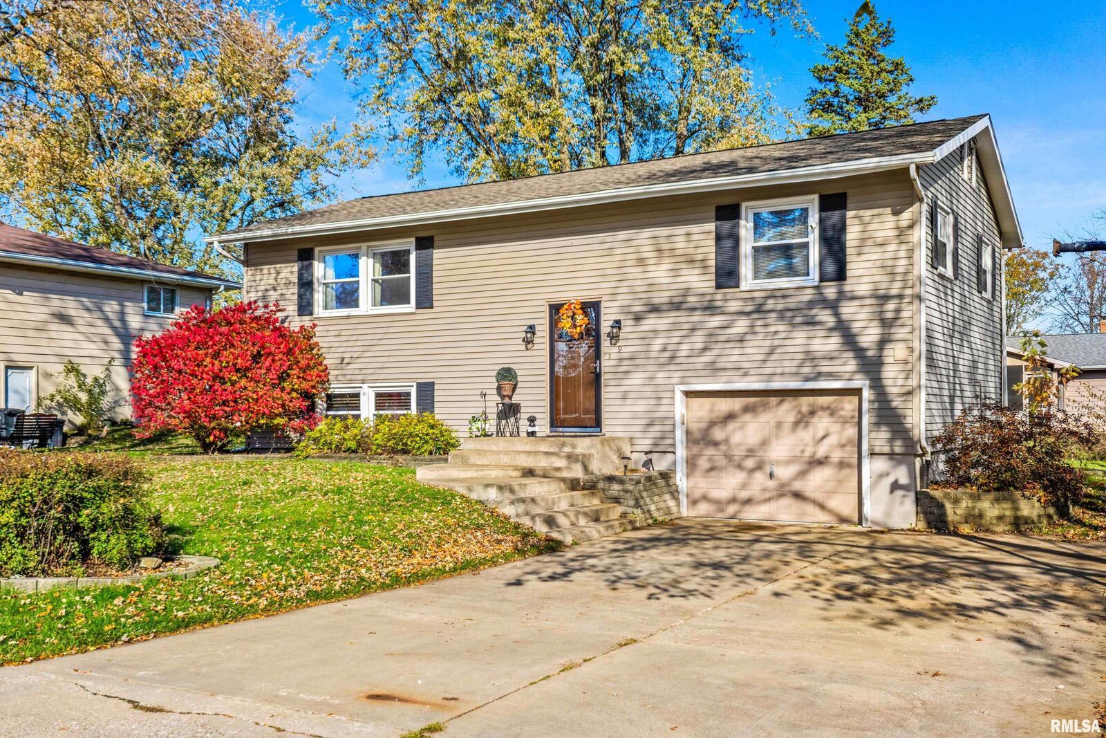 Property Photo: 329 S Maplewood Boulevard IL 61525