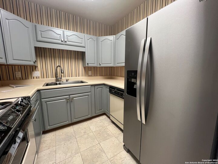 Property Photo: 1 Towers Park Ln 1004 TX 78209