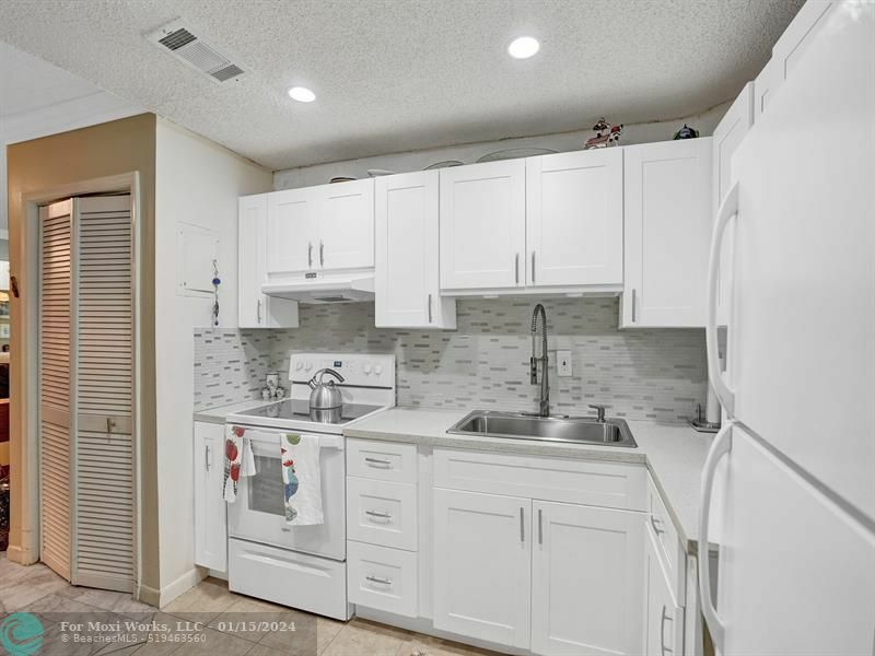 Property Photo:  200 NE 19th Ct 109M  FL 33305 