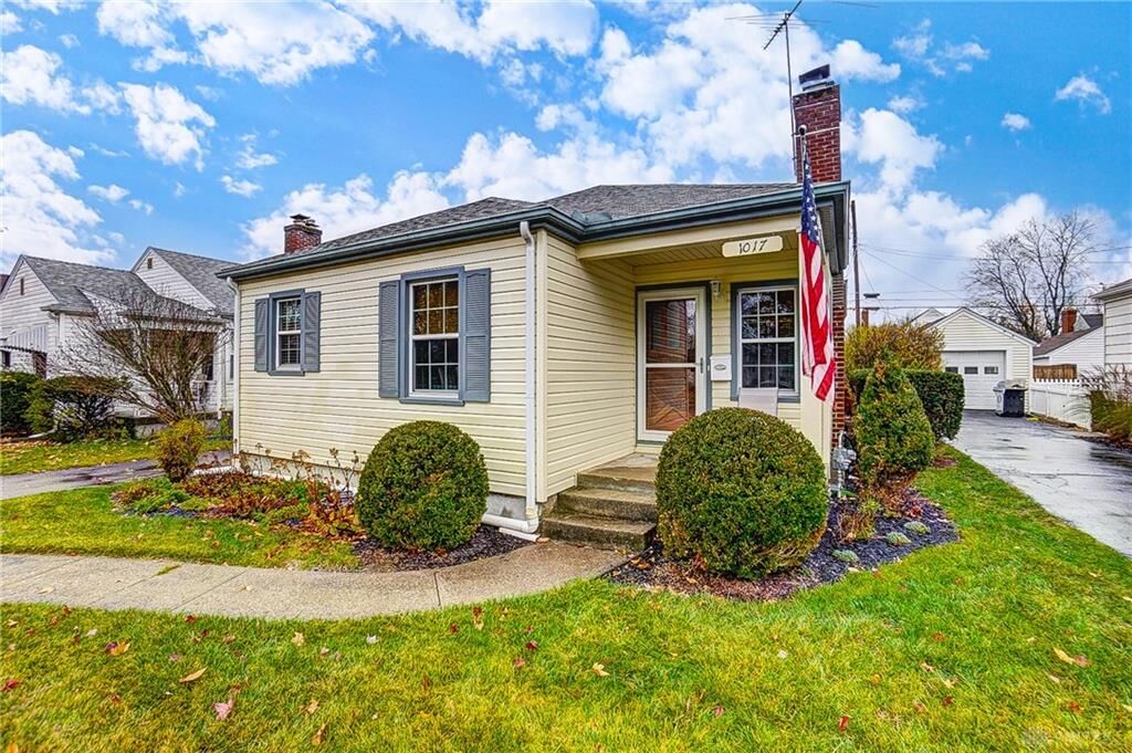 Property Photo: 1017 Yorkshire Place OH 45419