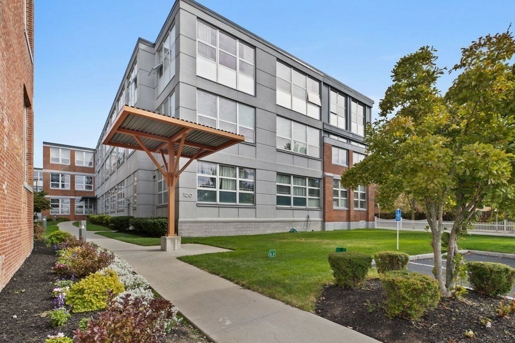 Property Photo: 120 Holmes St 212 MA 02171
