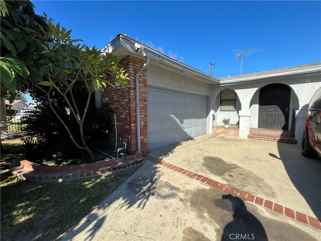 Property Photo:  1611 E Crestlane Avenue  CA 92805 