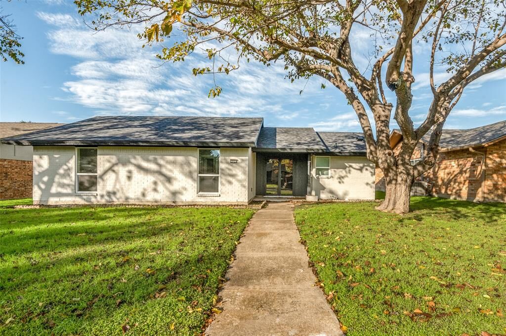 Property Photo: 2025 Glencrest Lane TX 75040