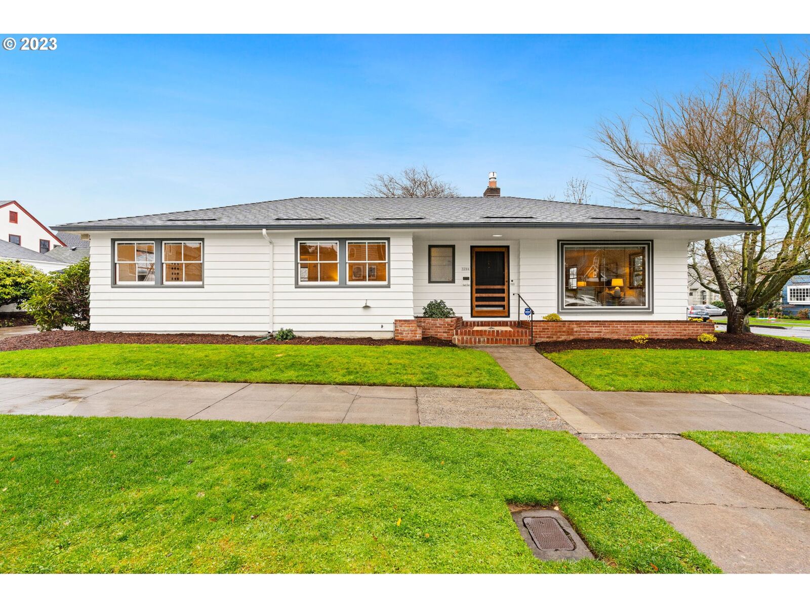 Property Photo: 3206 NE Siskiyou St OR 97212