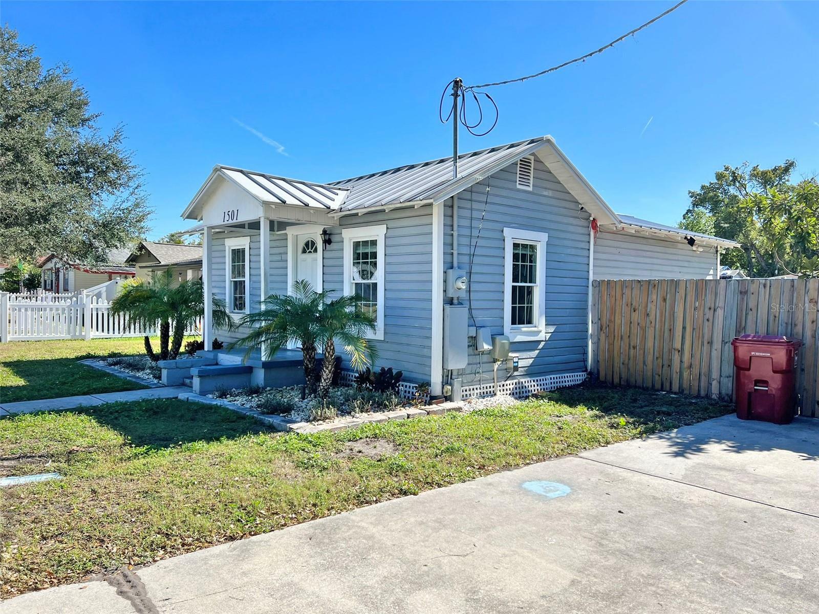 Property Photo:  1501 E Calhoun Street  FL 33563 