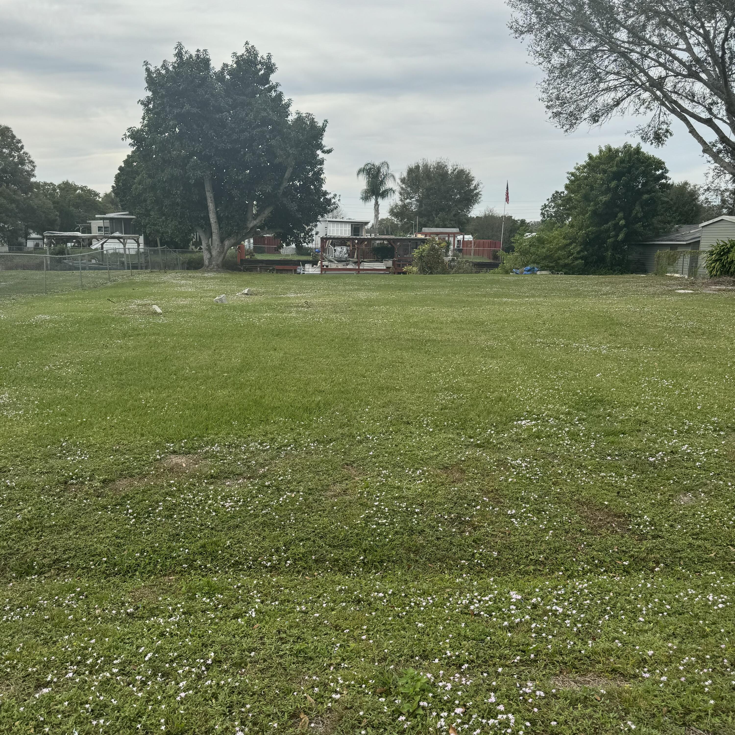 Property Photo: 2909 SE 38th Avenue FL 34974