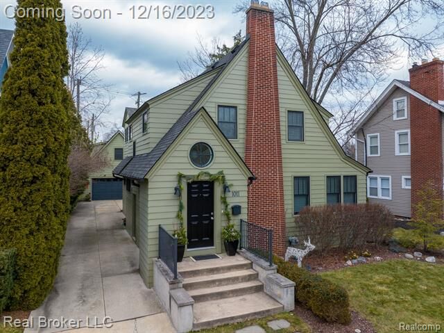 Property Photo:  1011 Forest Avenue  MI 48009 