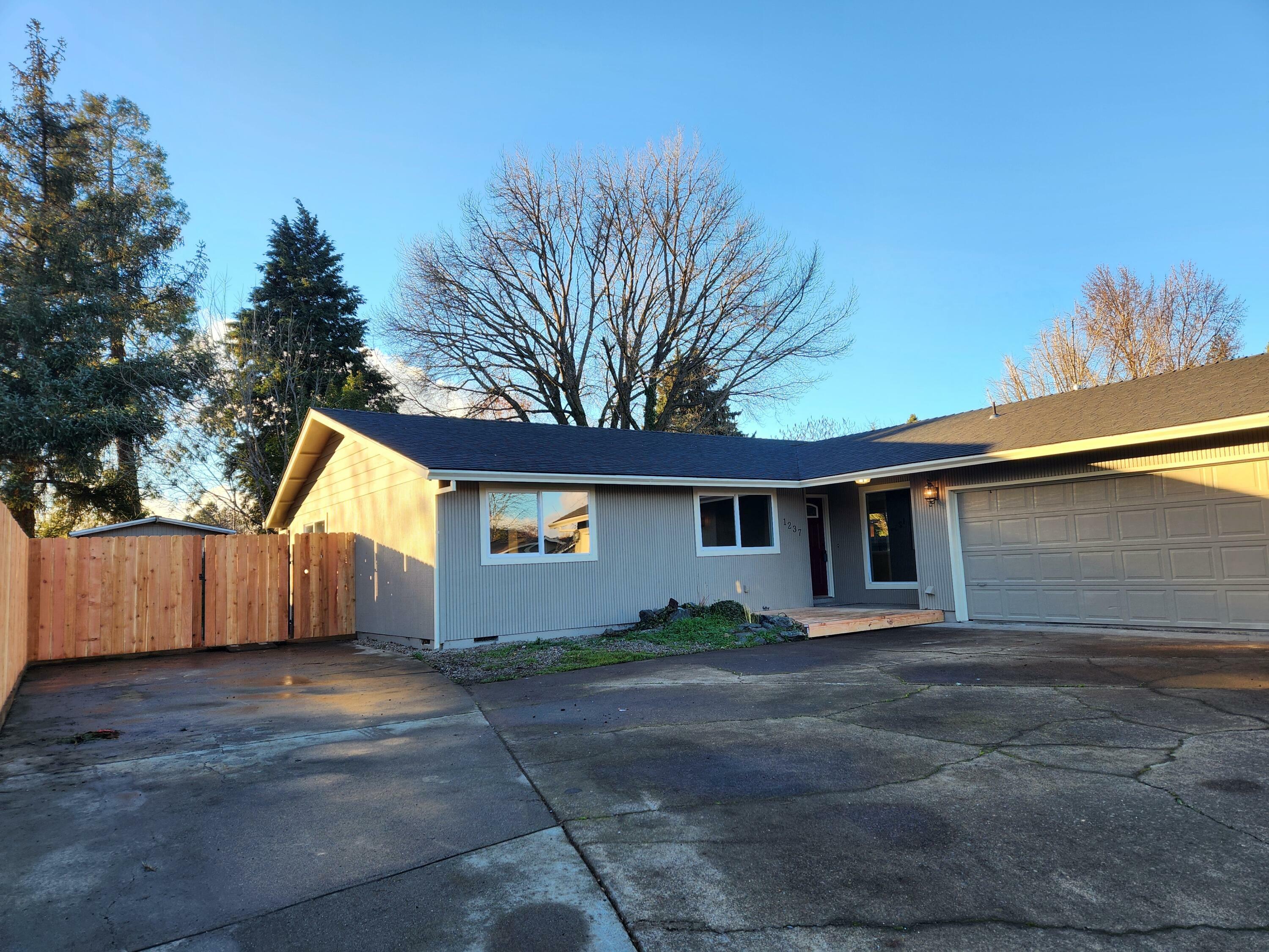 Property Photo: 1237 Ruskin Drive OR 97504