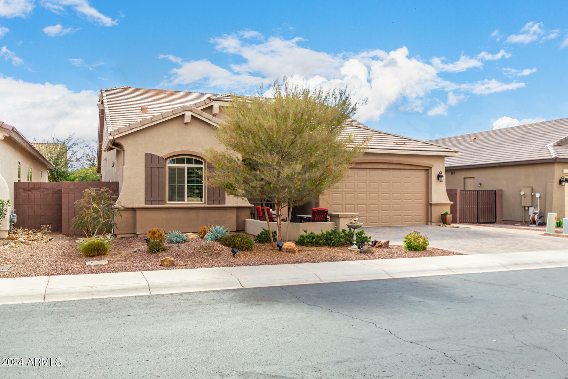 Property Photo:  203 W White Oak Avenue  AZ 85140 