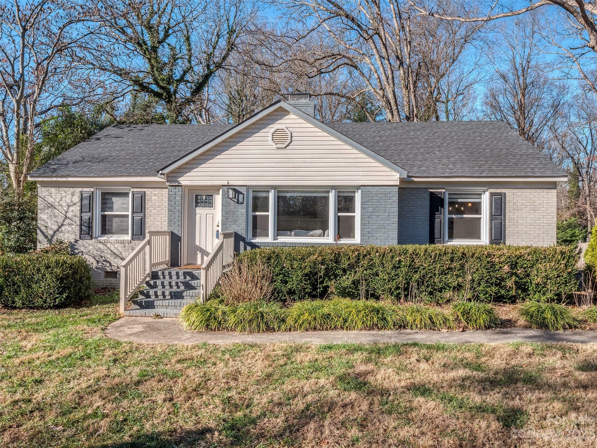Property Photo: 511 Stilwell Oaks Circle NC 28212