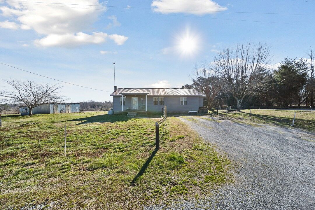 Property Photo: 1717 Underhill Rd TN 37166