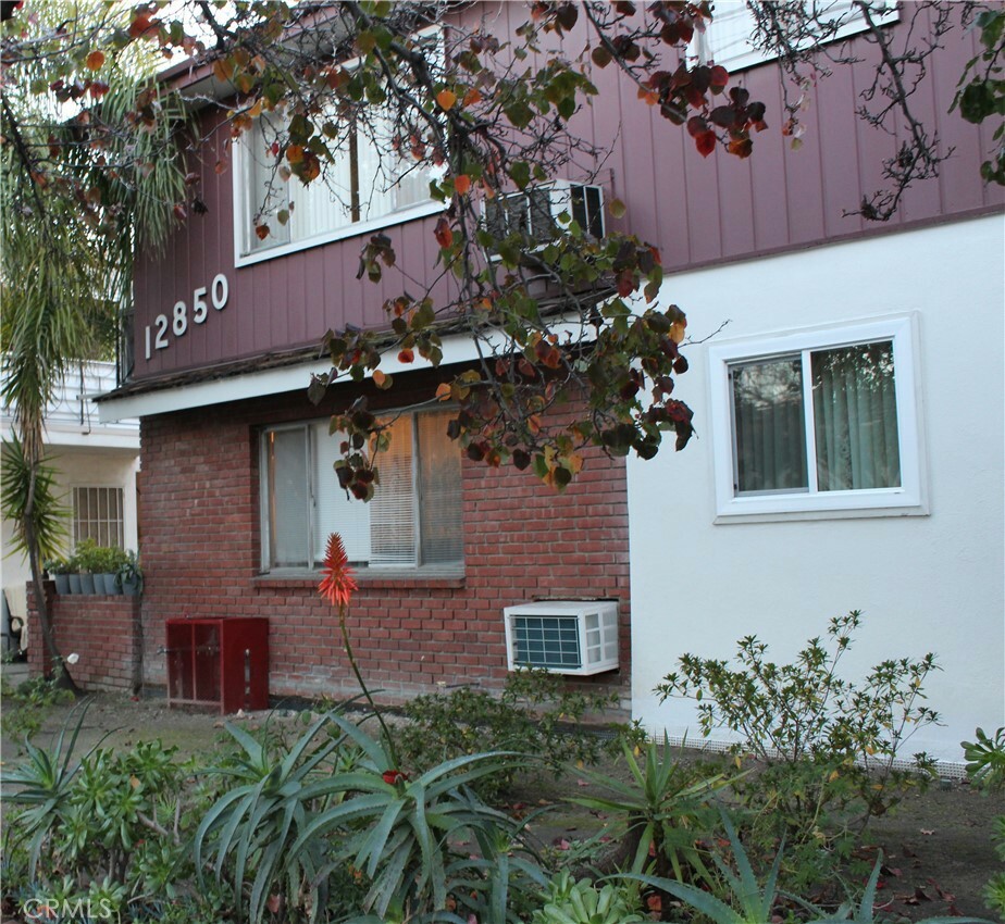 Property Photo:  12850 Oxnard Street  CA 91606 