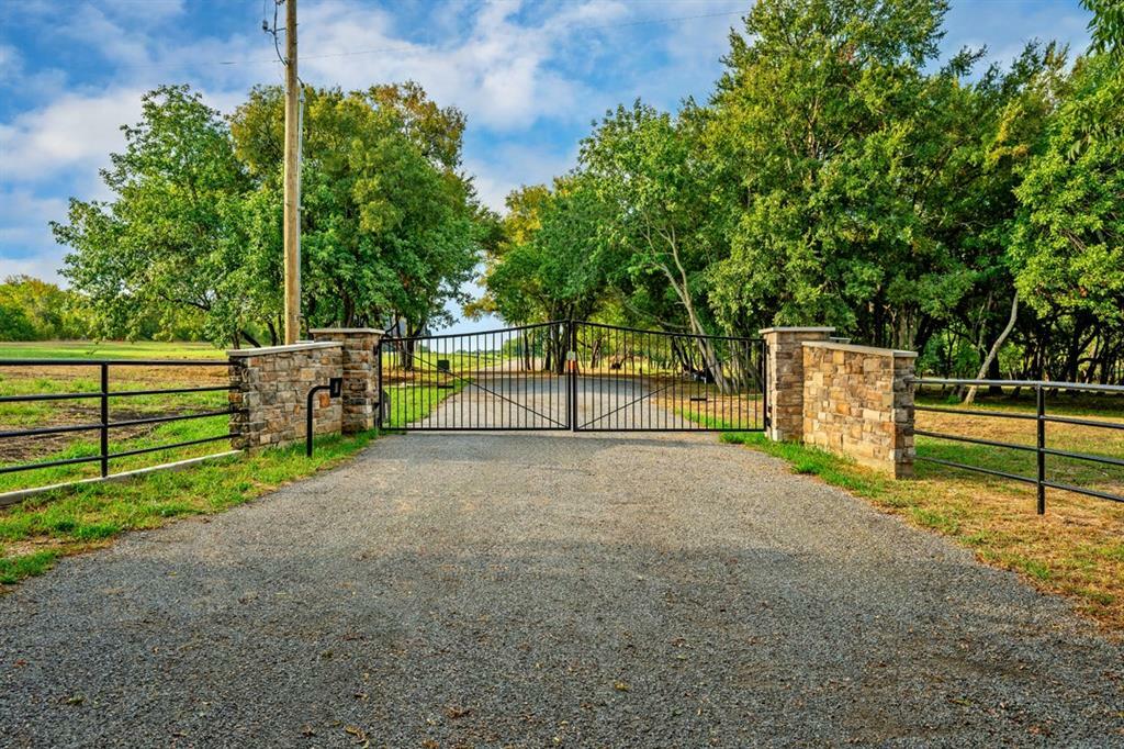Property Photo: 1054 Waters Edge Drive TX 75020