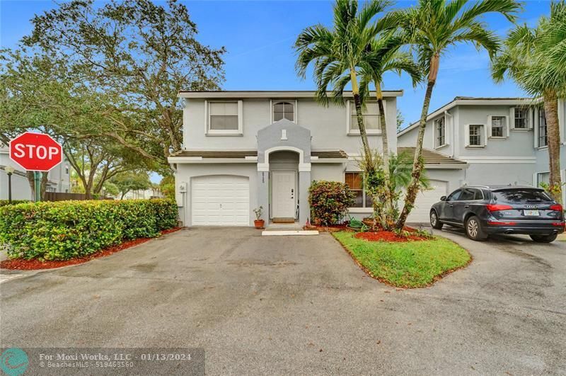 Property Photo: 4725 Grapevine Way 4725 FL 33331