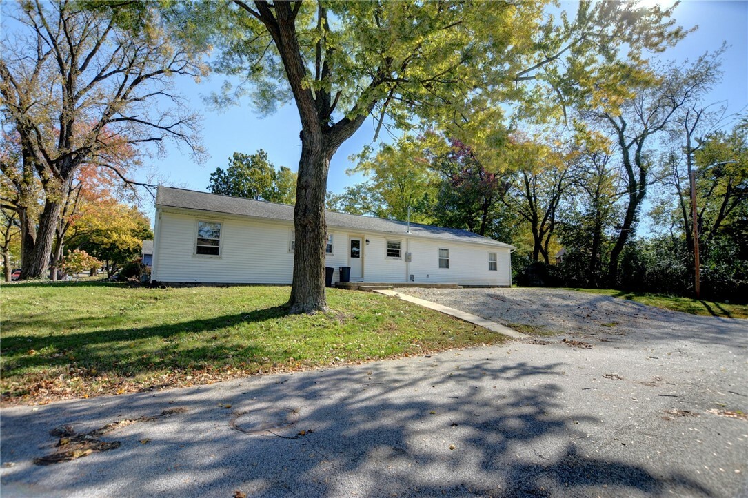 Property Photo:  1749 W Forest Avenue  IL 62522 