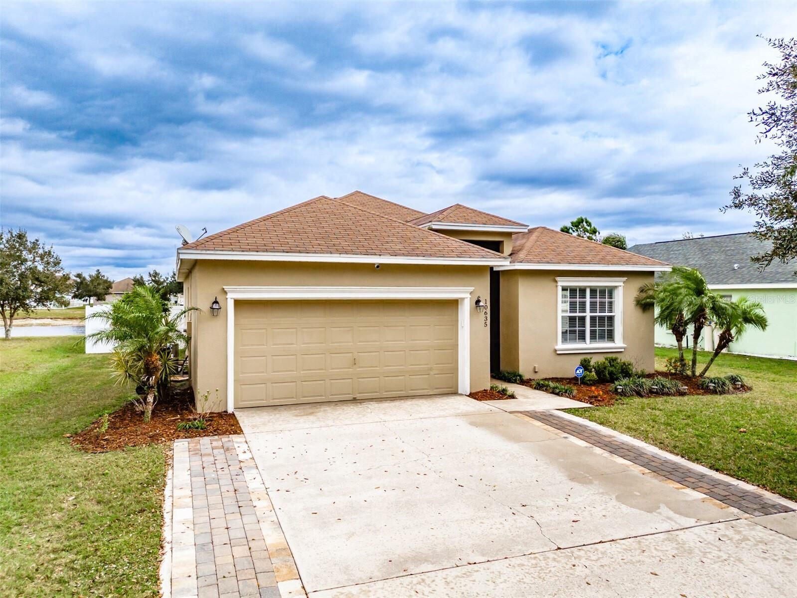 Property Photo: 10635 Carloway Hills Drive FL 33598