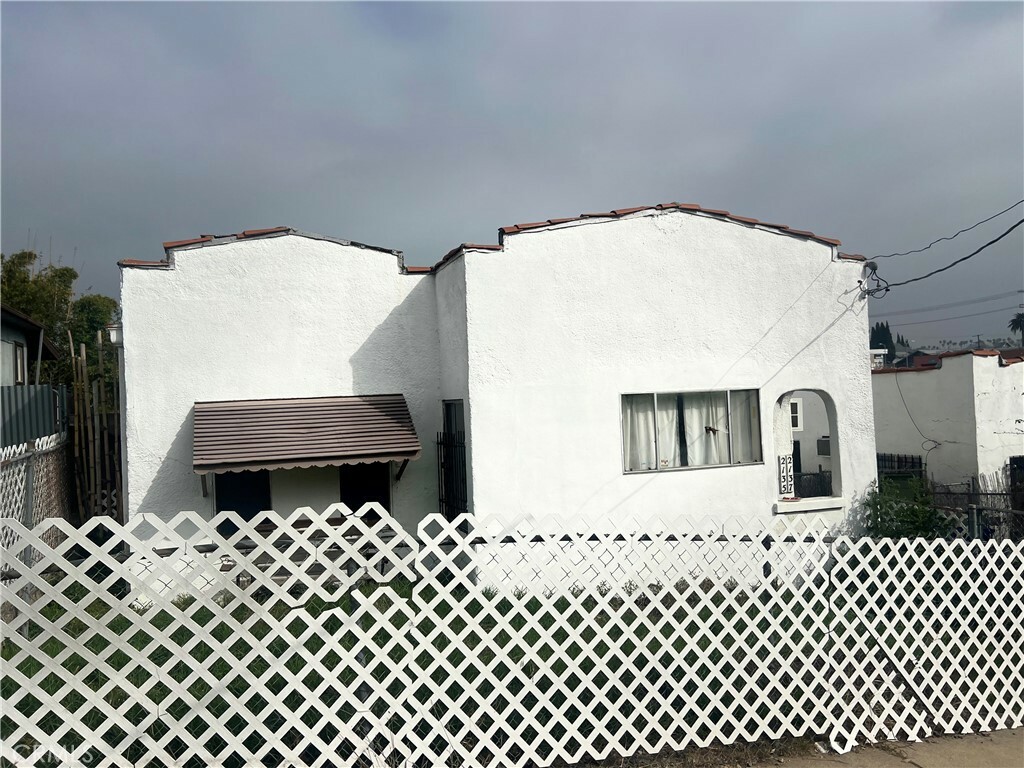 Property Photo:  2137 Santa Ynez Street  CA 90026 