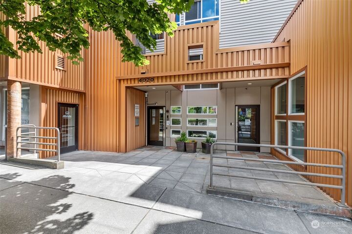 Property Photo: 4020 Aurora Avenue N 414 WA 98103