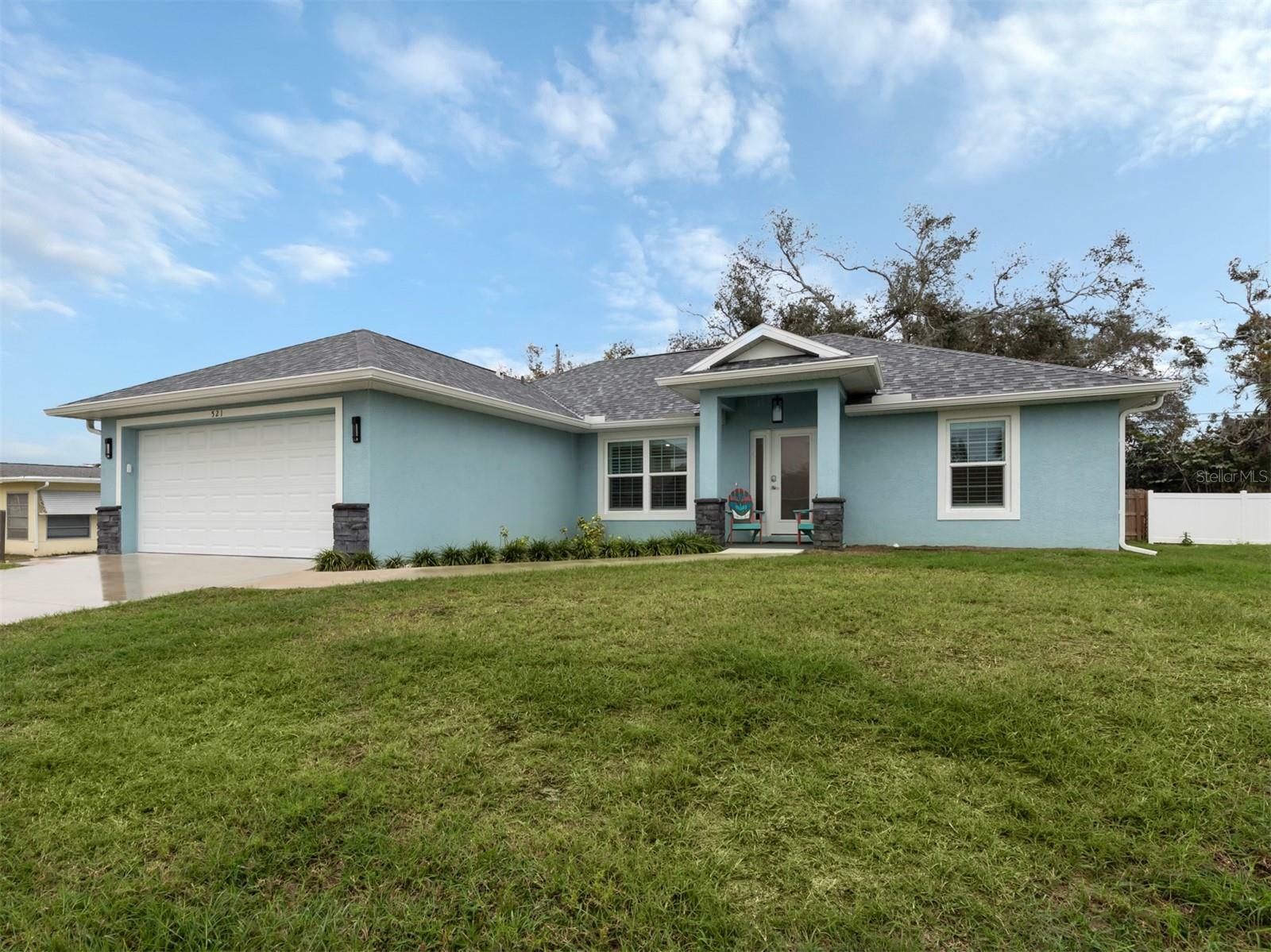 Property Photo:  521 Cabana Road  FL 34293 