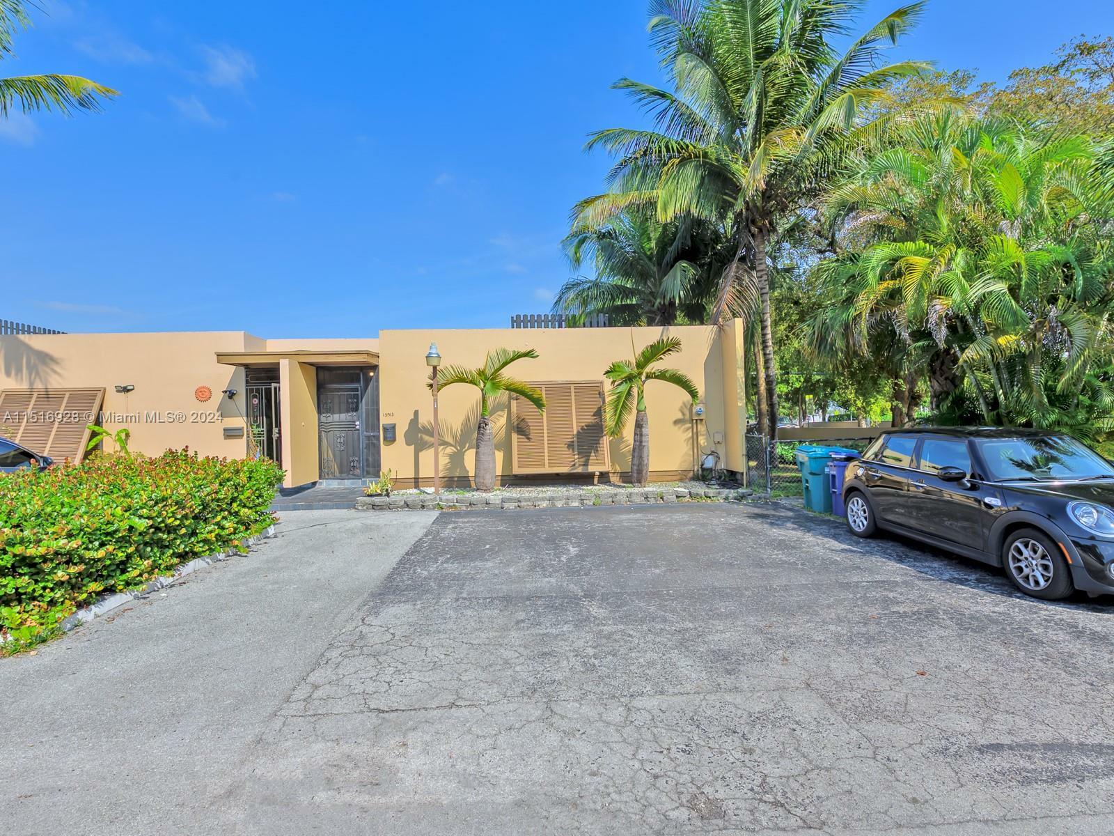 Property Photo: 15913 S Kingsmoor Way 15913 FL 33014