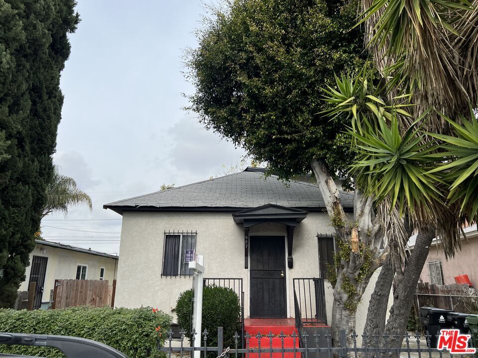 Property Photo:  927  E 52nd St  CA 90011 