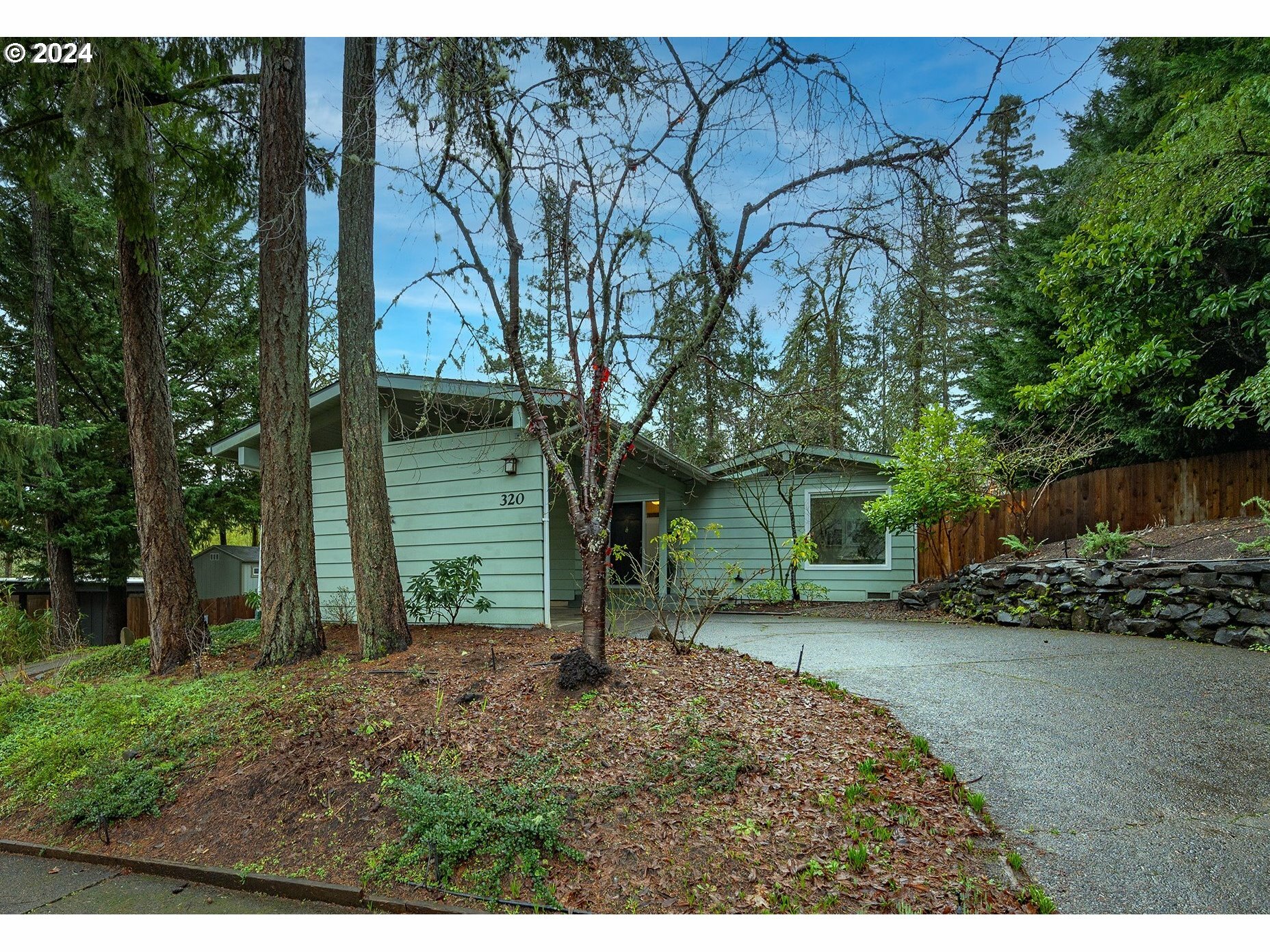 320 W 38th Ave  Eugene OR 97405 photo