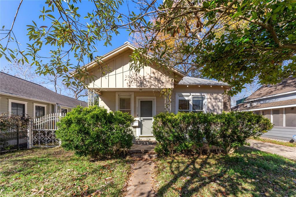 Property Photo:  623 E 12th 1/2 Street  TX 77008 