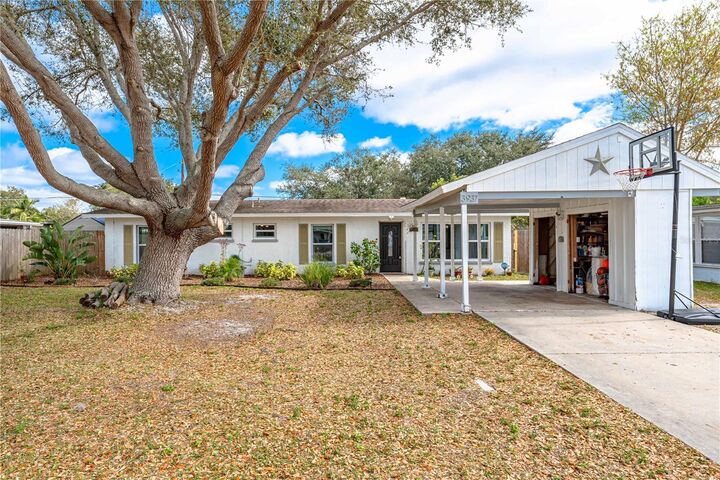 Property Photo:  3937 Chaucer Lane  FL 34241 