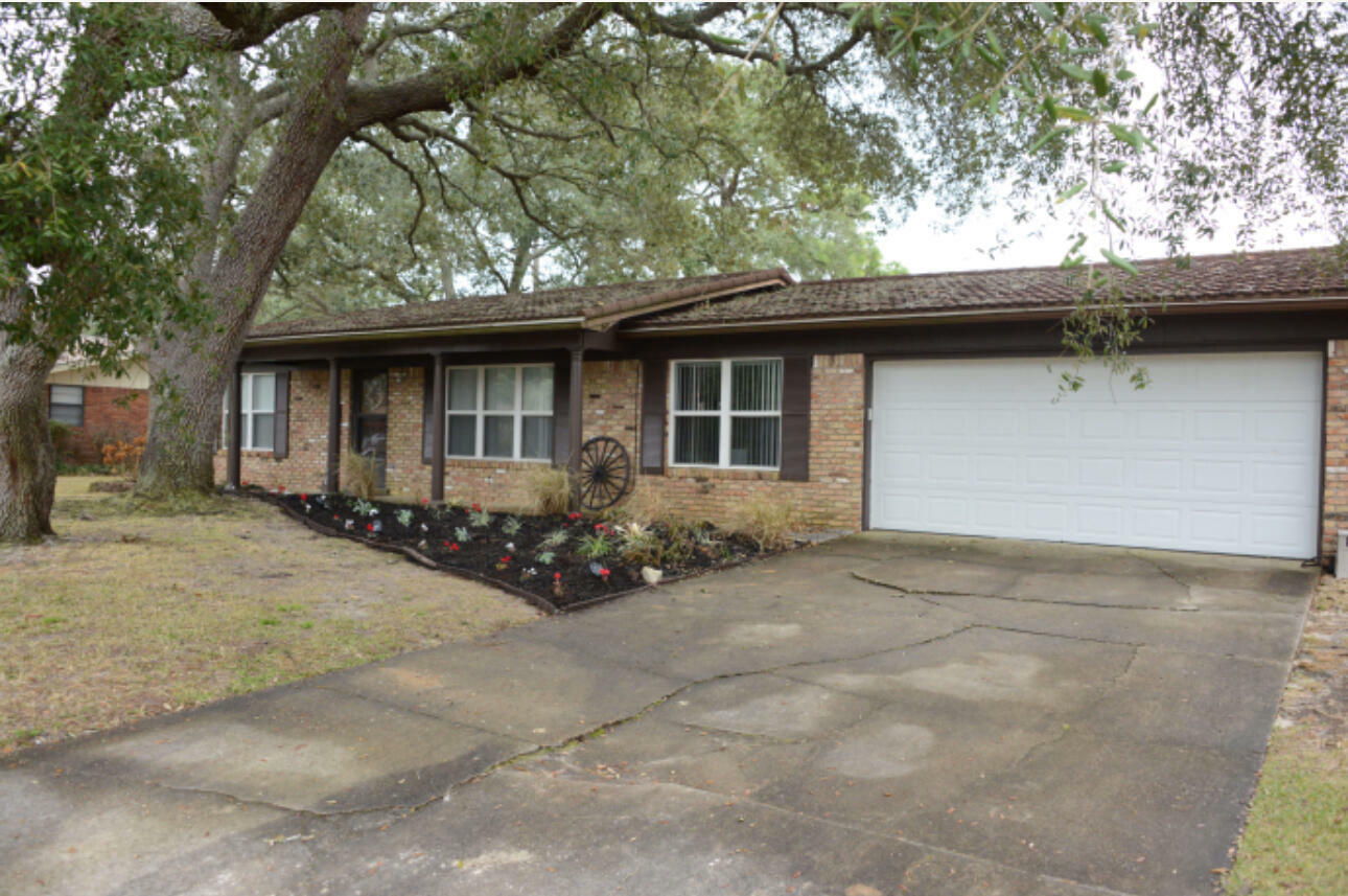 Property Photo:  642 NE Fairway Avenue  FL 32547 