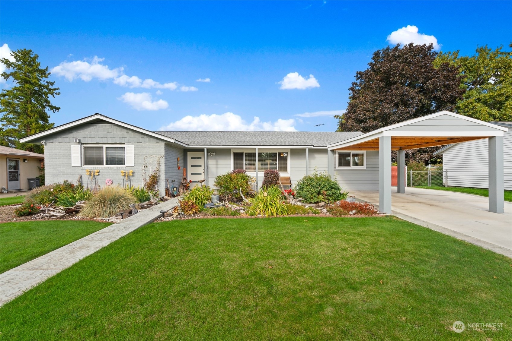 Property Photo:  207 E 17th Avenue  WA 98926 