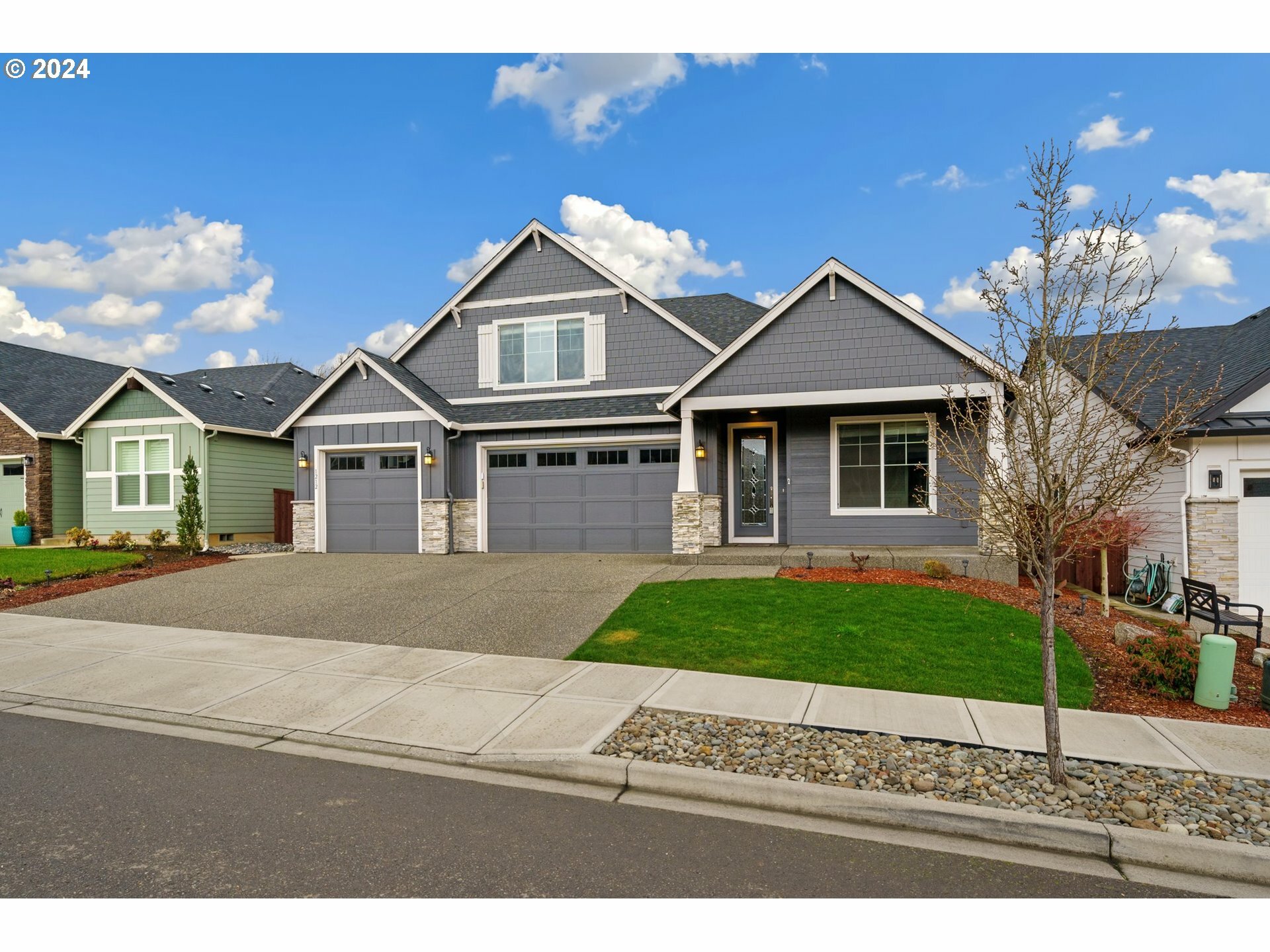 Property Photo:  1212 S 50th Pl  WA 98642 