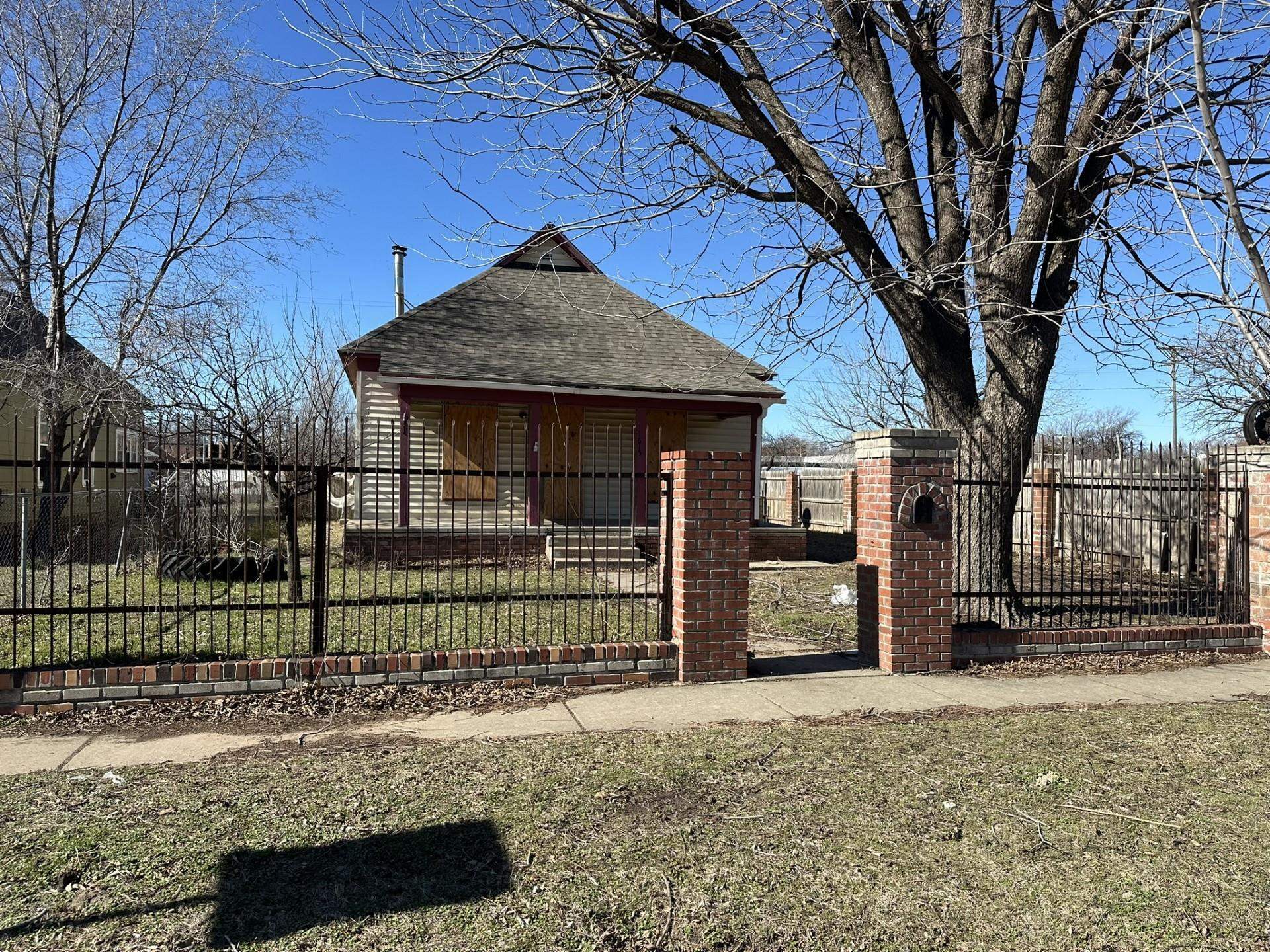 Property Photo:  1615 N Topeka St  KS 67214 